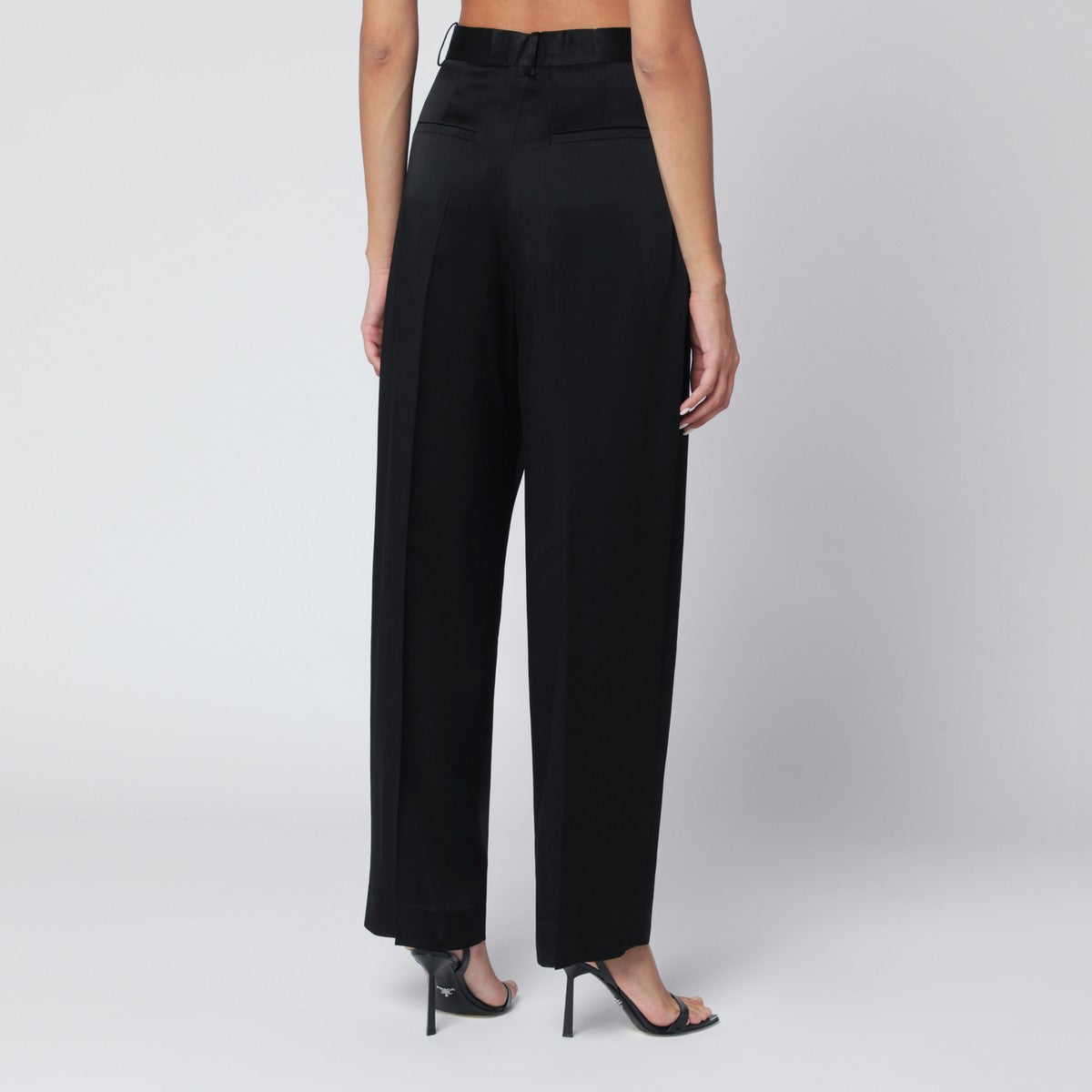 Victoria Beckham Black pleated trousers in crêpe satin
