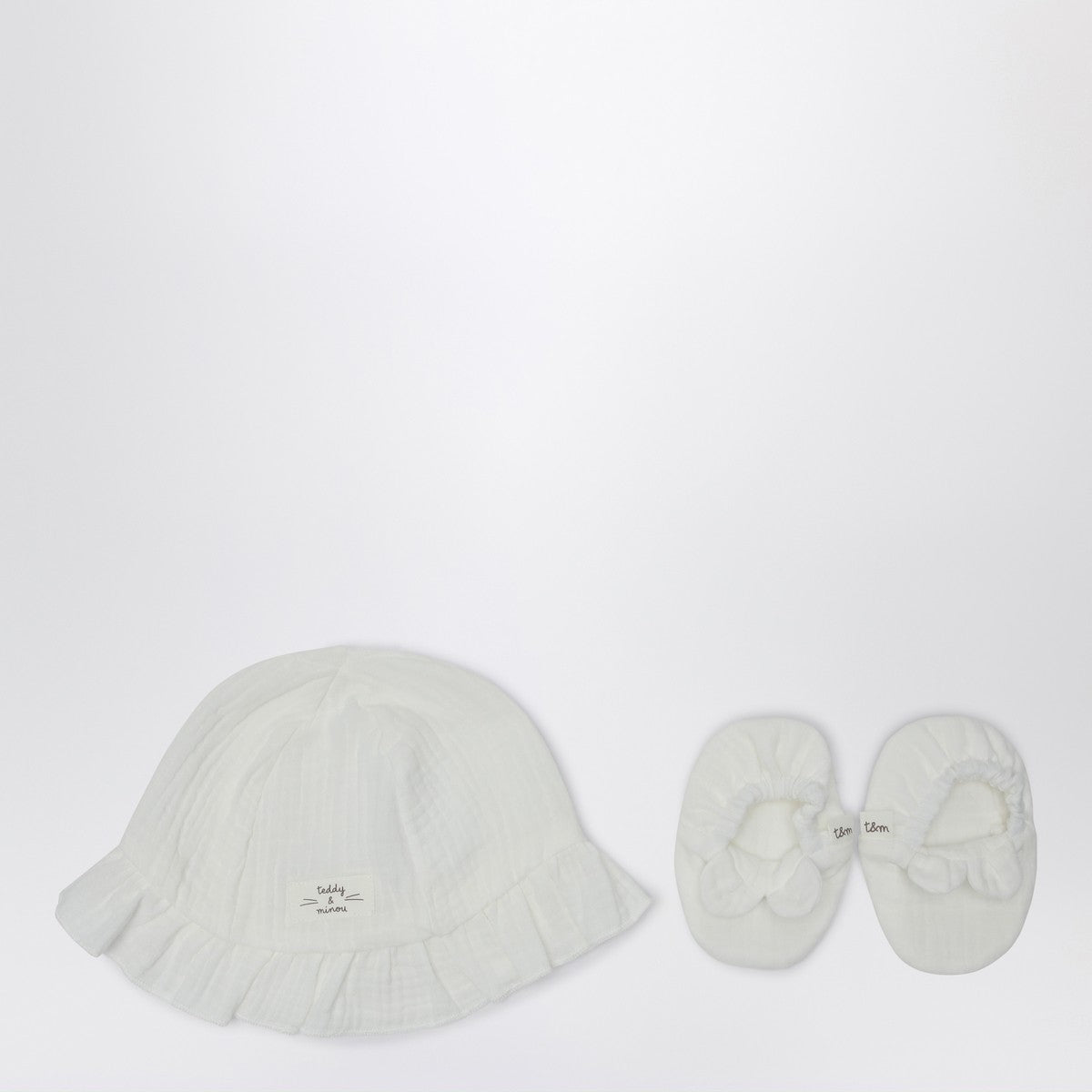 Teddy & Minou White two-piece set with hat and shoes