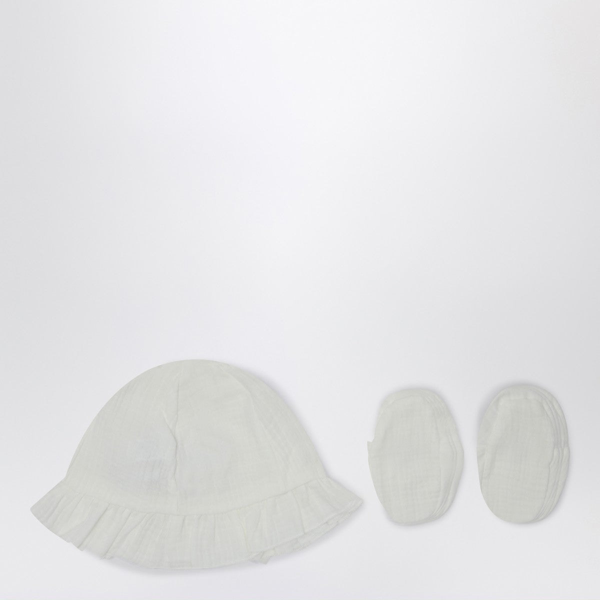 Teddy & Minou White two-piece set with hat and shoes